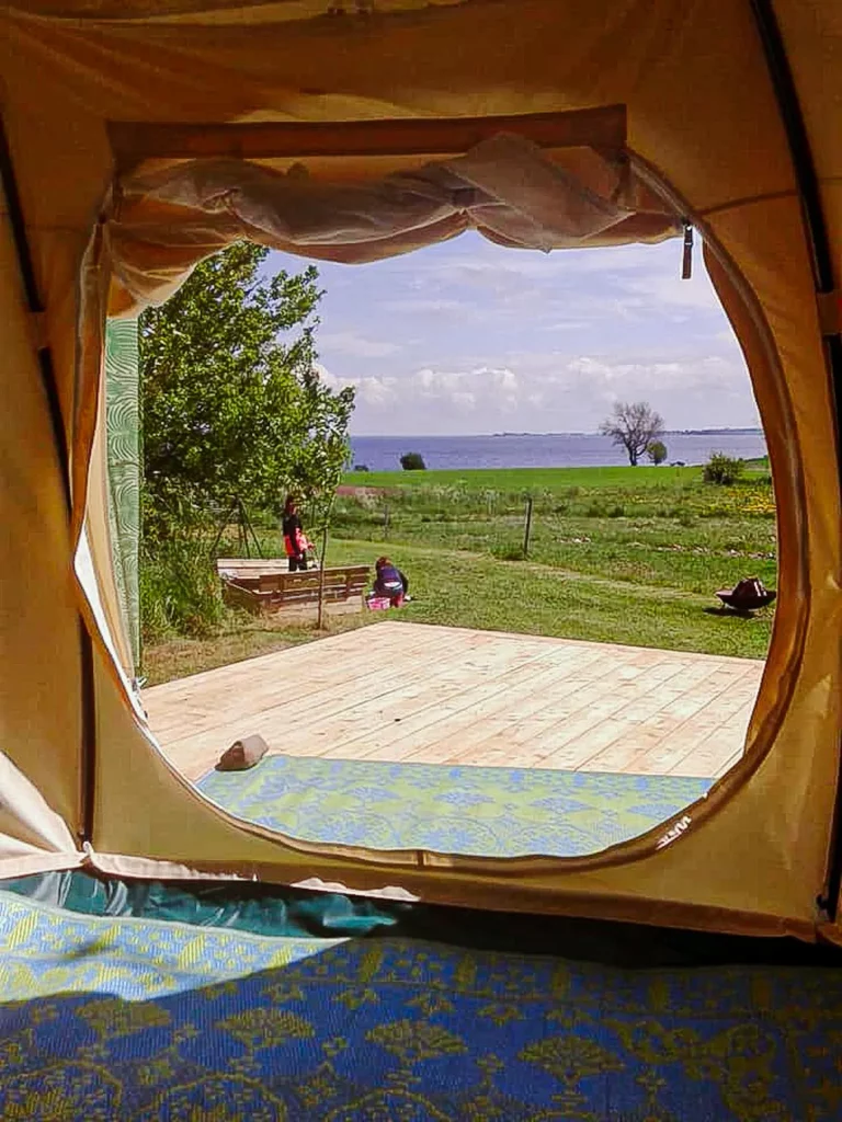 Bondegårdsferie i glamping telt med havudsigt