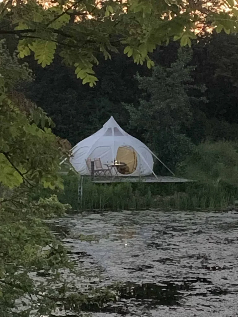 Glamping telt på Ærø hos teglværkspladsen ved søen